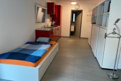 Zweites-Bett-und-Kueche-im-Hintergrund