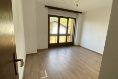 Grösseres Kinderzimmer im OG mit Balkon